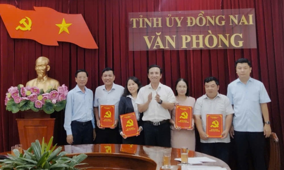 Văn ph&amp;#242;ng Tỉnh ủy trao Quyết định nghỉ hưu trước tuổi cho c&amp;#225;n bộ theo Nghị định 178/2024/NĐ-CP của Ch&amp;#237;nh phủ